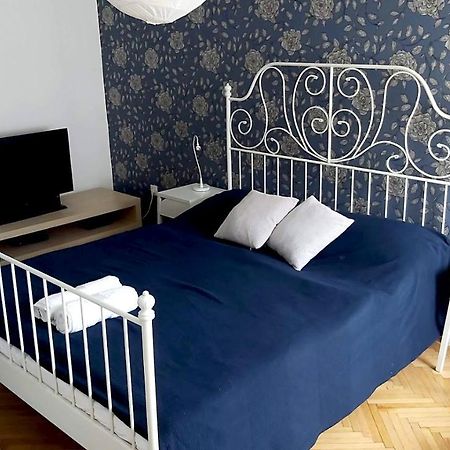 Eozin Apartman Pécs Extérieur photo