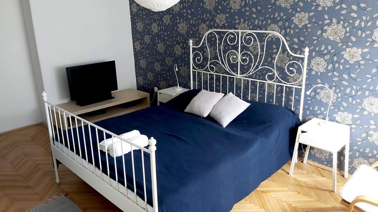 Eozin Apartman Pécs Extérieur photo