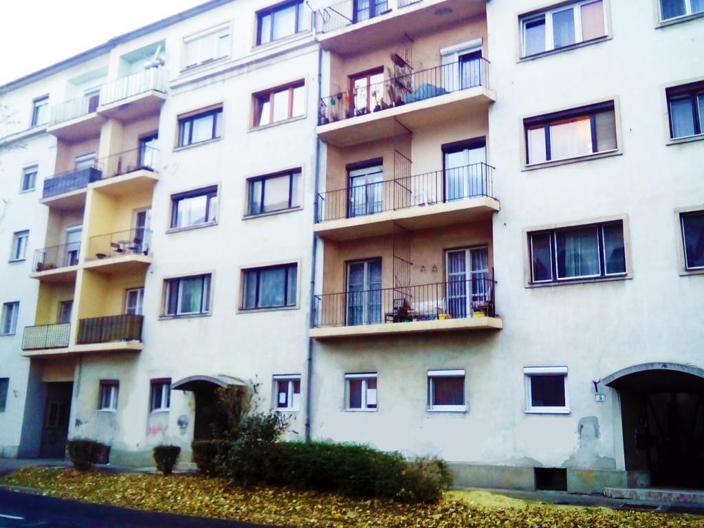Eozin Apartman Pécs Extérieur photo